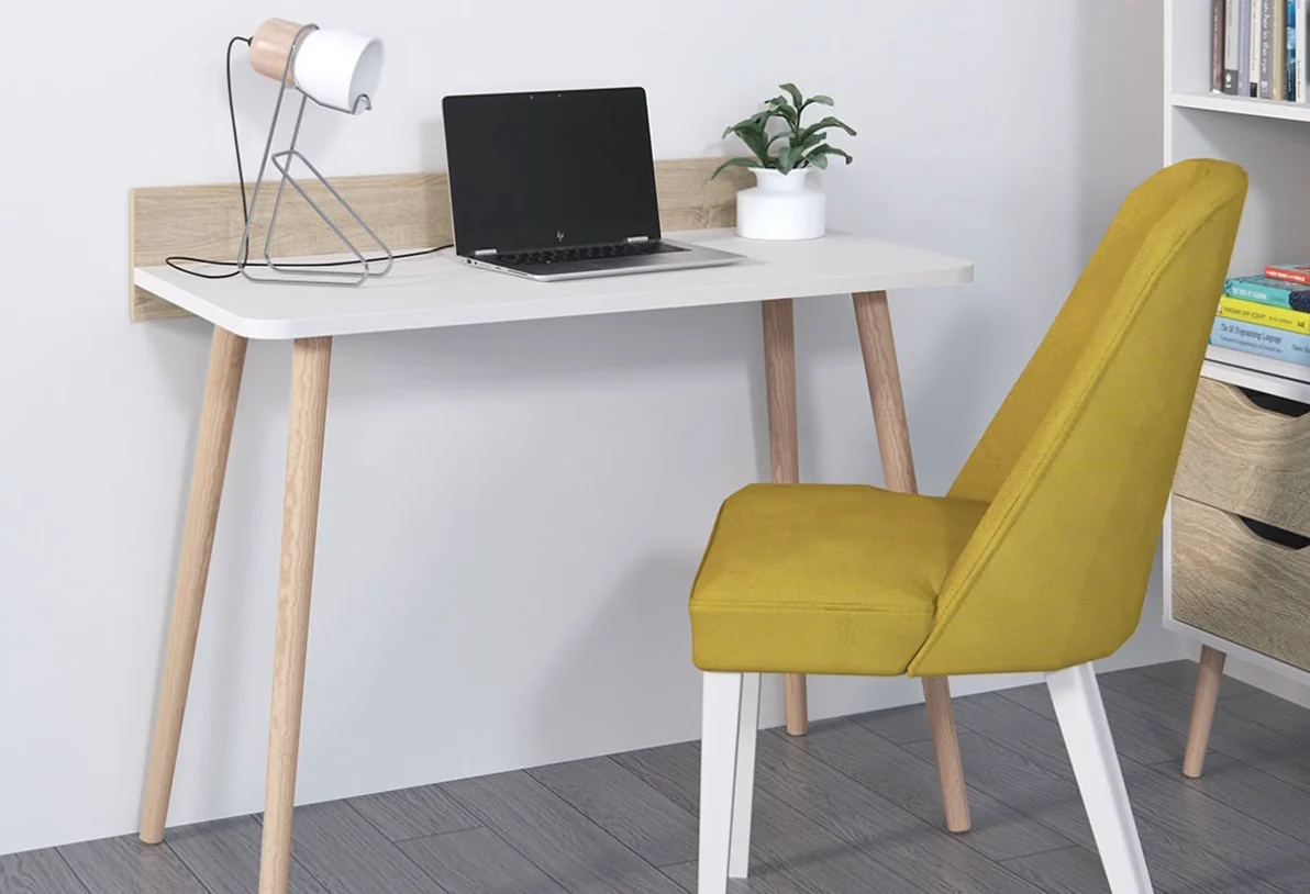 Secretária e cadeira num ambiente de trabalho